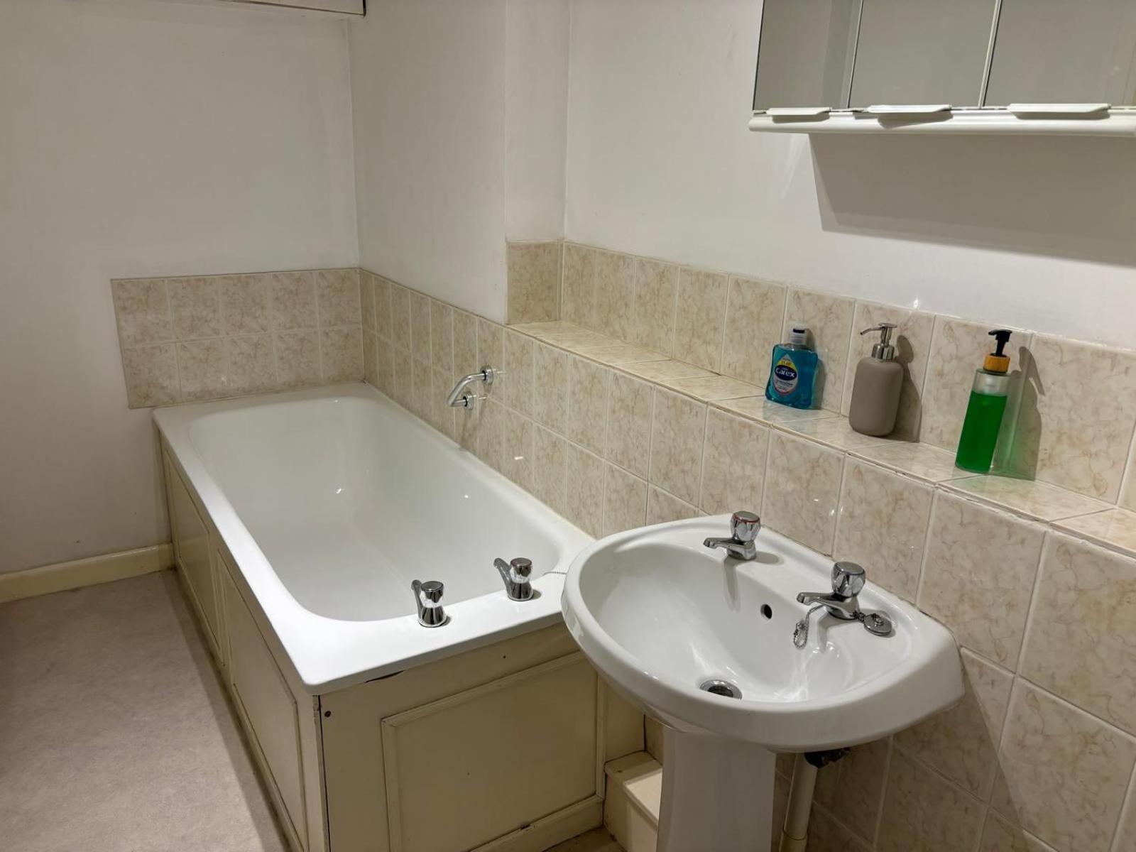 The Coach House Aparthotel Солсбъри Екстериор снимка